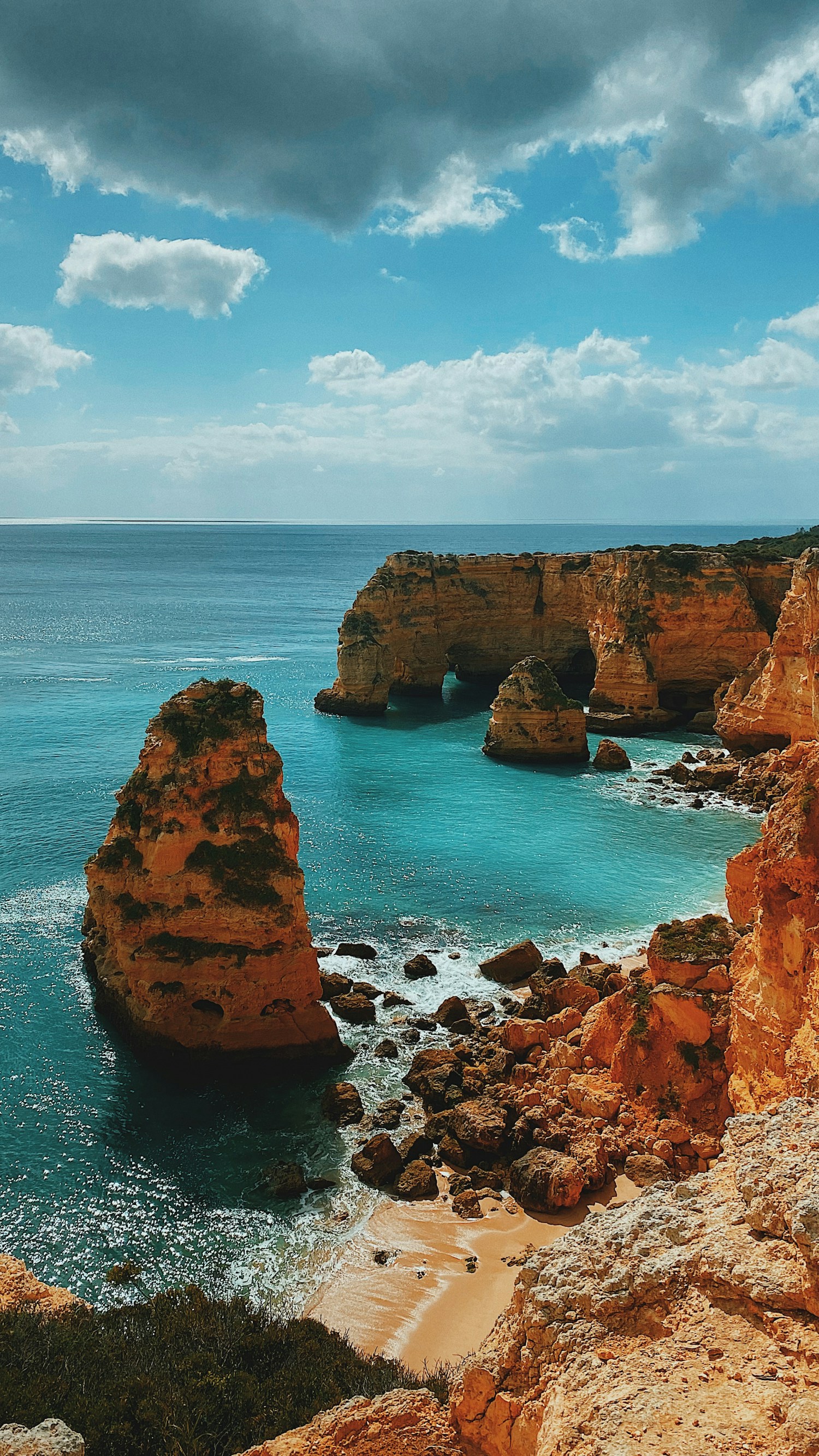 Scogliere dorate e mare turchese sulla costa dell’Algarve, in Portogallo